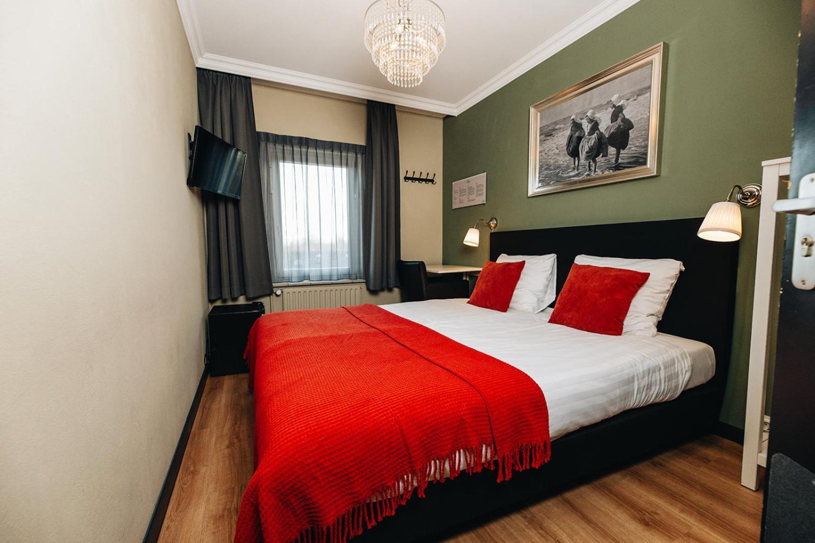 Hotel เรอเนสเซอ ภายนอก รูปภาพ